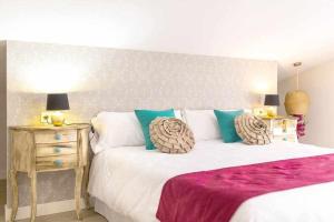 A bed or beds in a room at La Favorita, preciosa villa con piscina privada