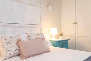 A bed or beds in a room at La Favorita, preciosa villa con piscina privada