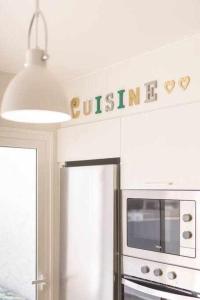 A kitchen or kitchenette at La Favorita, preciosa villa con piscina privada