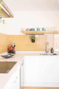 A kitchen or kitchenette at La Favorita, preciosa villa con piscina privada