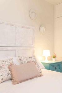 A bed or beds in a room at La Favorita, preciosa villa con piscina privada