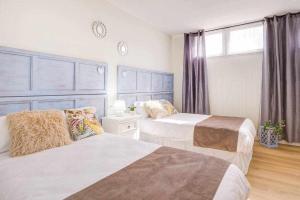 A bed or beds in a room at La Favorita, preciosa villa con piscina privada