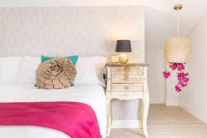 A bed or beds in a room at La Favorita, preciosa villa con piscina privada