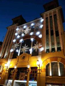 un gran edificio con luces de Navidad en él en Serendipia Apartamentos 1, en Logroño