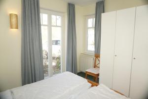 1 dormitorio con cama y ventana en Villa Seepferdchen Wohnung 01, en Kühlungsborn