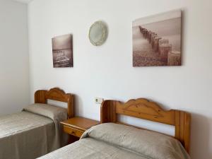 Posteľ alebo postele v izbe v ubytovaní Hostal CAN GALLU