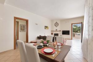 comedor y sala de estar con mesa y sillas en Villa Irma with private pool, en Noci