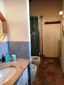 a bathroom with a toilet and a sink at Gli Archi in Monteriggioni