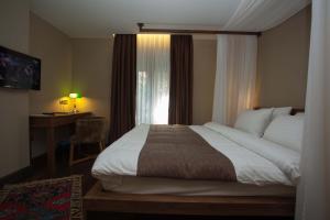 - une chambre avec un grand lit et une fenêtre dans l'établissement Juliet Rooms & Kitchen, à Istanbul