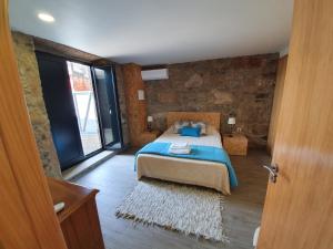 Giường trong phòng chung tại Casa de campo com vista a montanha