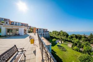 un balcon d'appartement avec vue sur l'océan dans l'établissement Fort Noks - Menada Apartments, à Sveti Vlas