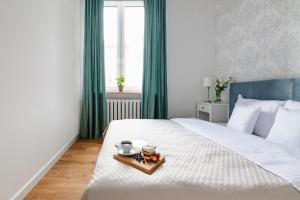 Postel nebo postele na pokoji v ubytování oompH Warsaw Central Supreme Apartment