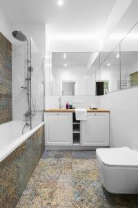 Koupelna v ubytování oompH Warsaw Central Supreme Apartment + 15 fotografií