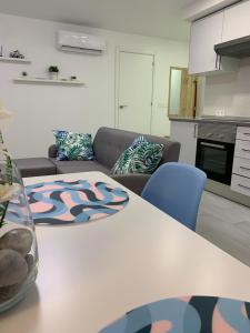 a kitchen and living room with a table and a couch at Apartamento Garbinet in Alicante