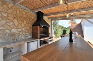 a kitchen with a stone wall and a counter top at VILLA MONICA en Cala Pi ideal para familias- Mallorca in Cala Pi