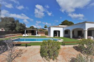 カラ・ピにあるVILLA MONICA en Cala Pi ideal para familias- Mallorcaの庭にスイミングプールがあるヴィラ