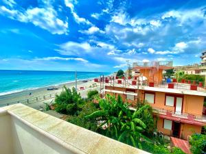 Blick auf den Strand vom Balkon eines Resorts in der Unterkunft Villa Tripepi in Bova Marina