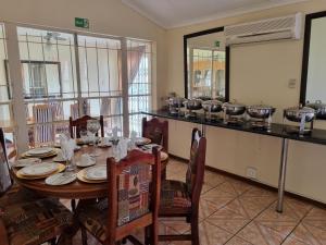 Restoran või mõni muu söögikoht majutusasutuses Mthatha Rest 2 +19 fotot