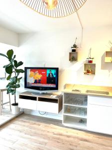 TV a/nebo společenská místnost v ubytování Le sud plage et piscine