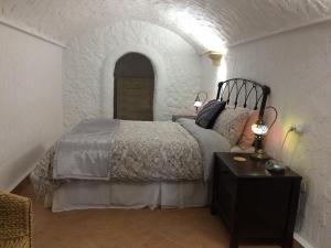 A bed or beds in a room at Cueva Romana Cave House, Clothing Optional, Adult Only Még 32 kép
