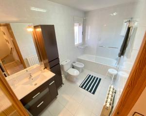 A bathroom at S&H El Caprichoso