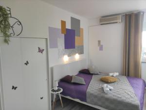 Posteľ alebo postele v izbe v ubytovaní Apartman Iris s terasom