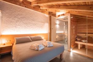 een slaapkamer met een bed met handdoeken erop bij Chalet Noèr in Ledro