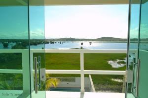 Blick von der Innenseite eines Gebäudes mit Glastüren in der Unterkunft Solar Teixeira Residencial in Porto De Galinhas
