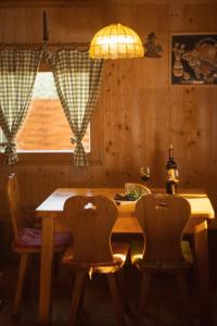stół jadalny z 2 krzesłami i lampką w obiekcie Vacation House Jurček w mieście Radovljica