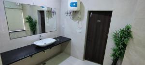 Hotel Abhinandan的一间浴室