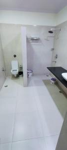 Hotel Abhinandan的一间浴室