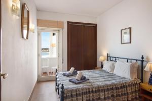 a bedroom with a bed with a view of the ocean at Apartamento Caravela in Armação de Pêra
