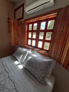 Un pat sau paturi într-o cameră la Suítes Pirenópolis Piri