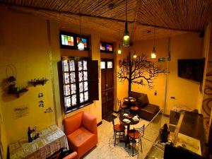 Hotel Aroma del Bosque Posada Cafe في تونخا: غرفة معيشة مع أريكة وطاولة
