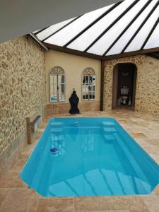 Πισίνα στο ή κοντά στο Villa de 2 chambres avec piscine privee terrasse amenagee et wifi a Folleville