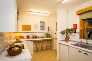 een keuken met een fruitschaal op een aanrecht bij The White Cottage in Elgin