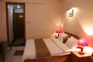 Hotel Abhinandan客房内的一张或多张床位
