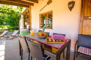 una mesa con un bol de fruta en el patio en Can Malanyo, en Alcudia