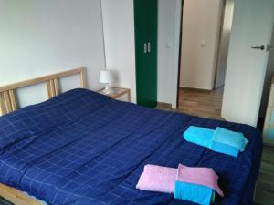 Una cama azul con dos almohadas encima. en Coqueto apartamento en Barcelona