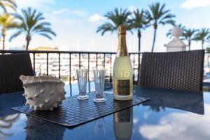 MR213 في مانيلفا: زجاجة من الشمبانيا وكأسين على طاولة