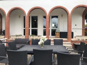 patio ze stołem i wazonem kwiatów w obiekcie Landhaus Töreki mit Pool w Siófoku