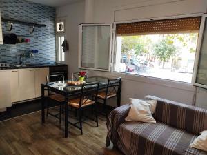 a living room with a table and a couch at Coqueto apartamento in Barcelona