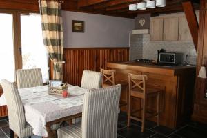 Kuchyň nebo kuchyňský kout v ubytování Le Chalet Pré de la Fontaine