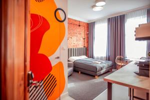 um quarto de hotel com um quarto com uma cama e uma porta em SMART STUDIO Apartamenty Kwidzyn, Śniadania, Bezpłatny Parking, Faktury VAT em Kwidzyn