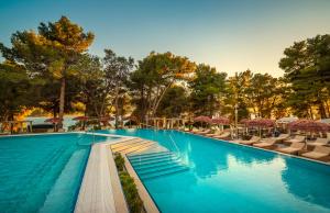 Der Swimmingpool an oder in der Nähe von PLACES Hvar Hotel by Valamar