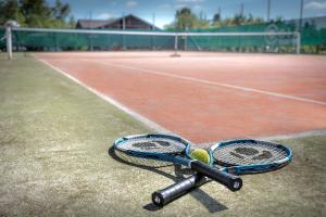 Tennis- og/eller squashfaciliteter på Colatransport eller i nærheden