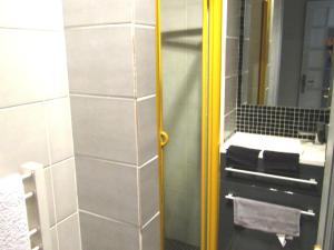 ein Bad mit einer Dusche, einem Spiegel und einem Waschbecken in der Unterkunft Chez Isa et Dens in Marsac-sur-lʼIsle