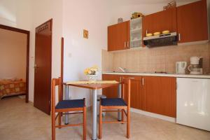 Kuchyň nebo kuchyňský kout v ubytování Apartment Radin near the beach