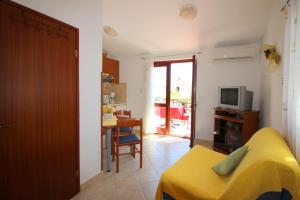 TV a/nebo společenská místnost v ubytování Apartment Radin near the beach