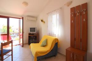 TV a/nebo společenská místnost v ubytování Apartment Radin near the beach